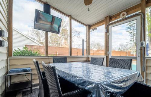 Tropical Oasis with Tiki Bar, Firepit, Seasonal Pool - Foto 51