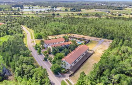 Cozy & Elegant 4BR Enchanted Townhouse - 1 Mile to Disney with Resort Pool, Gym, & Jacuzzi - Photo 11