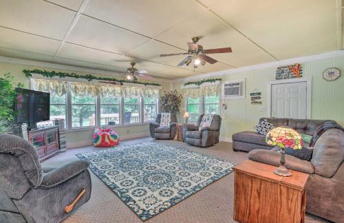 Waterfront Sparta Gem with Fire Pit and Kayak! - Foto 4