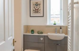 4 Bed City House with Private Garden and Parking - Foto 10