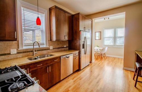 Queen Beds, Long Stay, Garage Parking, Near Train - Foto 8