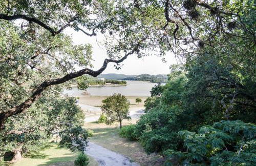 Remodeled Historic Lakefront Gem Overlooking Lake Travis and Jones Brothers Park *Great for Families and Groups* - Foto 19
