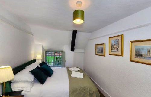 Swan Cottage 2-Bedroom-Netflix-Parking-Nature-Canal - Photo 9