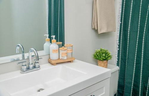 Uptown LUXE Retreat with Parking & Walk to City Center - Foto 28