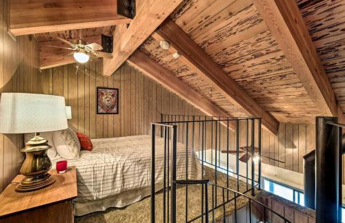 Pinecrest Retreat with Fireplace! - Photo 14