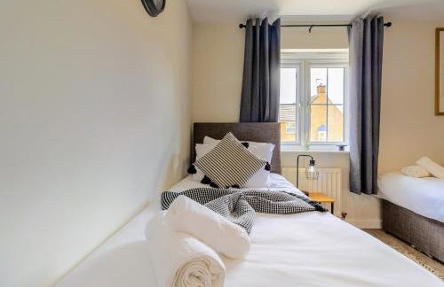 Modern & comfy 4 bedrooms Corby house free parking - Foto 12