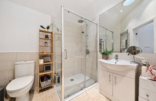 Luxurious Modern Henley Home with Pool & Hot Tub, 5 Bedrooms, Parking - Foto 28