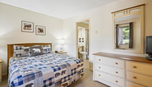 Cedarbrook Two Queen Bed Standard Hotel Room with outdoor heated pool 102 - Foto 4, wardrobe