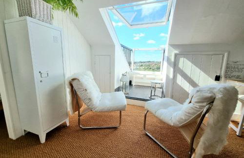 West Hill Retreat Seaview Balcony Loft Apartment & Free Offstreet Parking - Foto 1