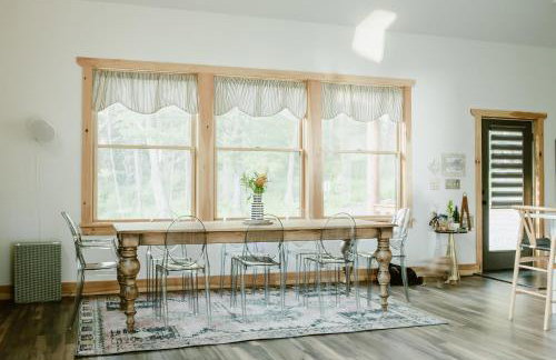 Luxe Modern Cabin with Pond, Fire Pit, Hiking, near Bethel Woods - Foto 12