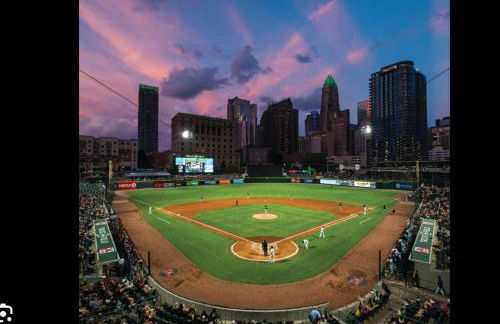 Uptown Funk Getaway with Parking & Walk To Stadiums, Nightlife - Foto 33