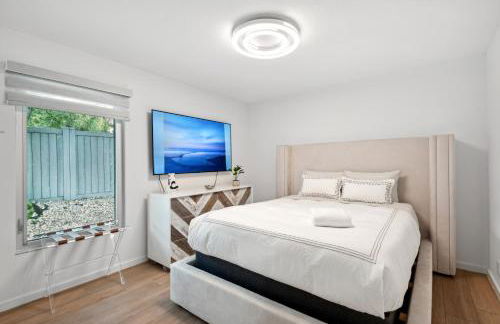 Luxury Modern Waterfront House in BEST Location! King Bed Suite & Close to Beach - Photo 27