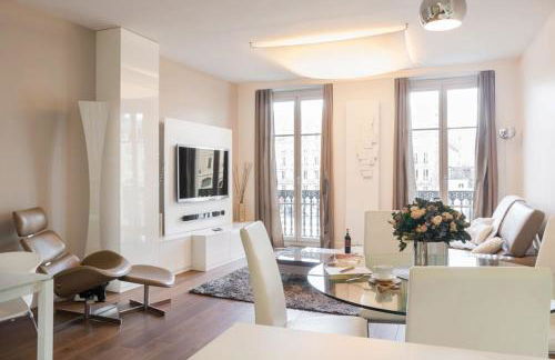 Two Bedroom Luxury Apartment - Balcony with View of Notre Dame - Foto 20