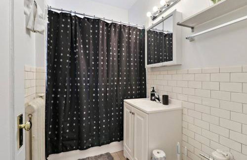 Sleek 1-Bedroom Apt in Chicago - East Park Tower 0610 rep - Photo 6