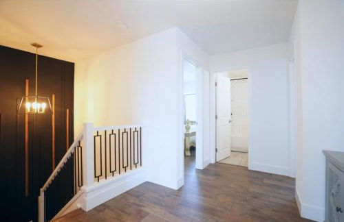 Stunning Waterfront 3BR Retreat - Perfect Getaway - Foto 27