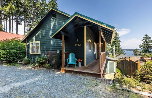 Seaside Getaway by Avantstay Deck w/ Views - Photo 15