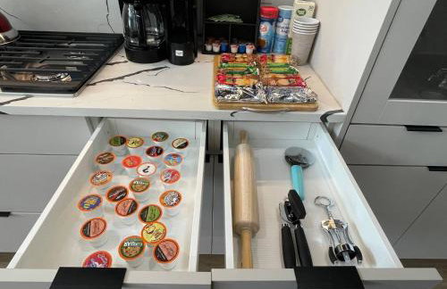 Luxury Newly Built 4 BR 4 Bath Home w/ Rooftop and Grill! - Foto 15