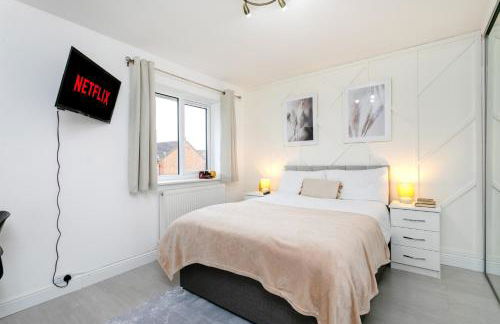 Large 4 Bed House - Long Stays Welcome - Smart TVs in Each Bedroom - Parking - Wifi - Foto 7