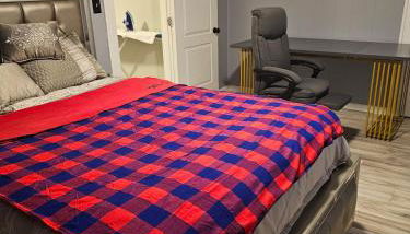 Cozy Roomy family sized apartment on major bus route close to all - Foto 3