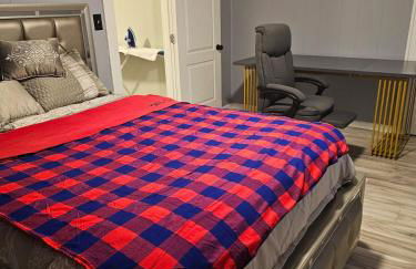 Cozy Roomy family sized apartment on major bus route close to all - Foto 3