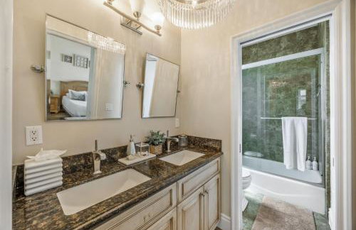 Beach Retreat- Walk to Beach, BBQ, Oceanview Rooftop & Firepit - Foto 27