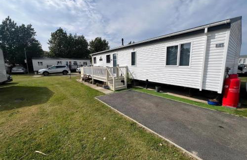 Stunning Lodge Boasting Large Decking Area At California Cliffs Ref 50008L - Foto 3