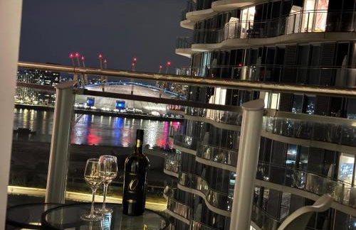High Floor Modern 1BR Stunning Views Balcony Portable AC Free Parking - Photo 4