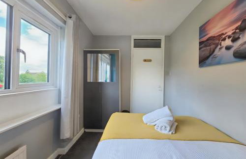 2ndHomeStays- Willenhall-A Serene 3 Bed House with a Garden View-Suitable for Contractors and Families-Sleeps 9 - 7 mins to J10 M6 and 21 mins to Birmingham - Foto 31