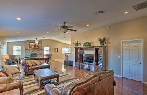 Group Getaway with Pool and Putting Green in Glendale - Foto 5