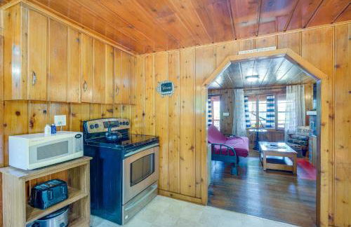 Charming Michigan Cottage with Sunroom and Lake Access - Foto 8