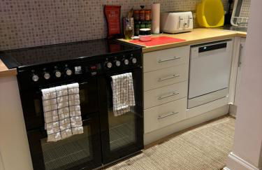 Taylor Close - Spacious Central Ferry Flat - Photo 24