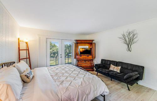 Hill country gem with private pool, deck, firepit, Ping-Pong, foosball, & WiFi - Photo 25