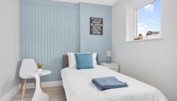 Stylish 4-bed Apartment - Parking & Central Links - Foto 4, Habitación