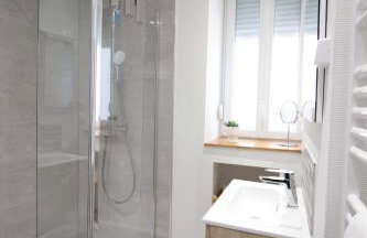Les loges de Véro - RDC - Entièrement climatisé - Parking privé - Garage vélo moto - Rénové en 2025 - Classé 3 étoiles - 5 couchages - 2 ch - 1 canapé conv - WIFI - Boulangerie, petite restauration et restaurant à prox - À 5 mn du centre de Verdun - Foto 10