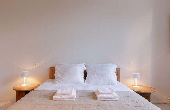 Inviting and Bright Guest Room in City Center - Photo 4