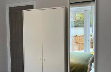 The Place with king beds, Ensuite Bathrooms, Close to Airport and Free Parking - Foto 22