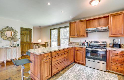 Walk to River Couples Retreat in Kintnersville! - Foto 8