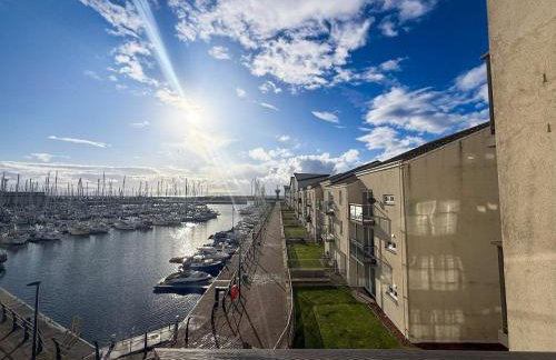 Marina View Apartment with Balcony & Sea Views - Foto 1