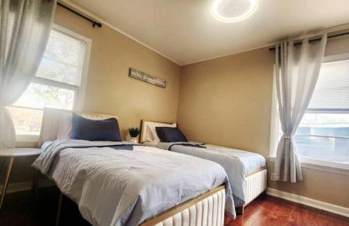 A Rare find - Bright, Warm, Charming Central Austin Home - Photo 9