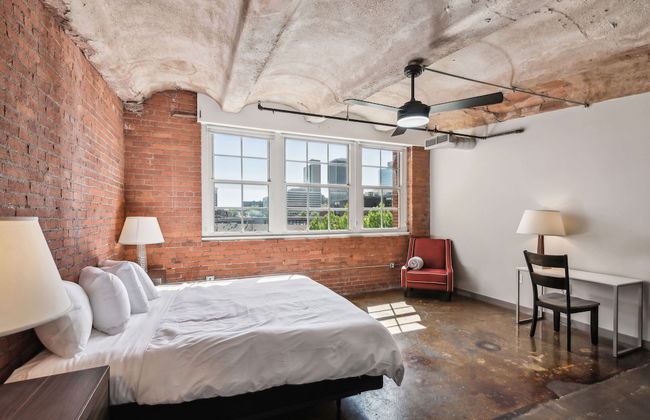 Luxury Historic Loft with Gym - Photo 50