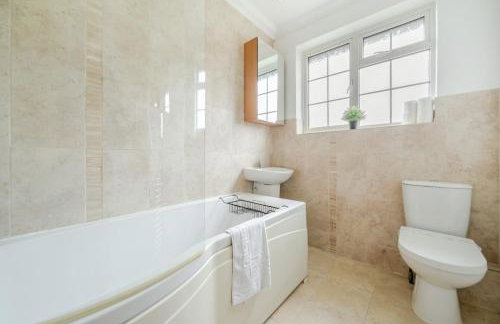 Surrey's Charming Modern Maisonette with Parking - Pass the Keys - Foto 25