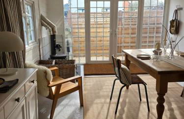 Cosy Canal-side lodge with log burner - Foto 15