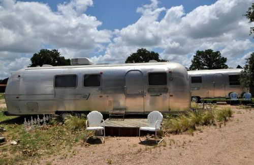 Luxury Airstream Campsite Nestled Beneath Oak Trees Outside of Austin, Texas - Foto 16