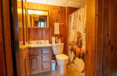 Cozy Log Cabin- W Fireplace - Foto 26