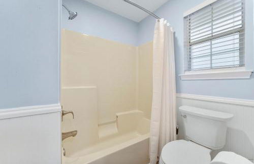 March Sale! Walk to Beach - Large Private Yard - Fire Pit - Dog Friendly - Foto 8