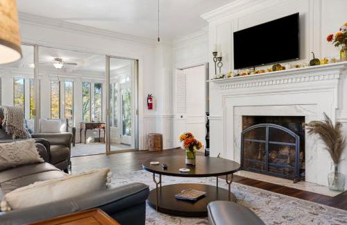 Stylish Mountain Retreat with Sunroom and Pergola - Foto 13