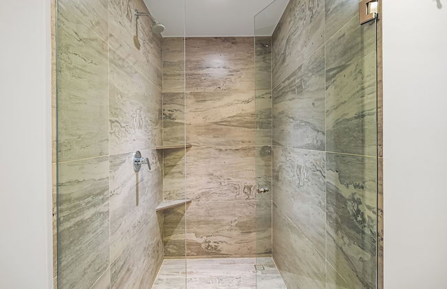 Oceanfront 1BR with Balcony & Pool - Foto 19