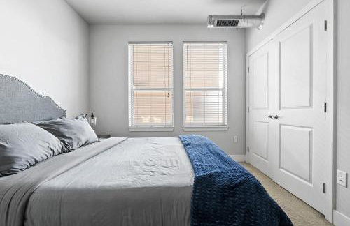 2BR Balcony Suite Gym & Pool Downtown at CityWay - Foto 38