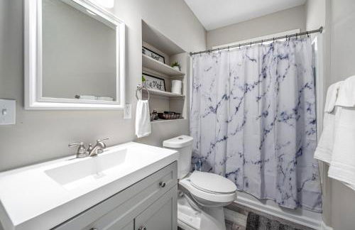 Cozy Industrial Kildaire Farms Home- near Downtown - Foto 23