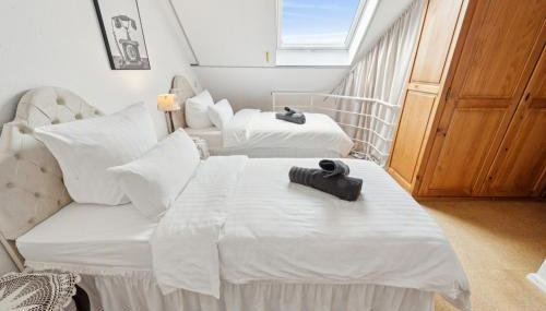 Gelbe Koffer - Vintage Maisonette Neunkirchen - 2 SZ - Self-Check-in - Balkon - Parkplatz - 1 km zum Zentrum - bis 4 Pers - Foto 5, furniture, wardrobe